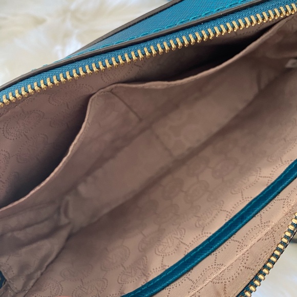 Michael Kors Large Jet Set Leather Crossbody - Picture 12 of 13